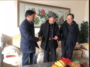 敦煌種業(yè)領(lǐng)導(dǎo)看望慰問公司老干部、老黨員及困難黨員職工