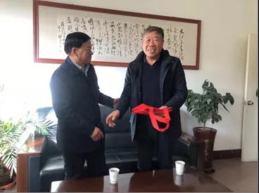 敦煌種業(yè)領(lǐng)導(dǎo)看望慰問公司老干部、老黨員及困難黨員職工