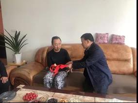 敦煌種業(yè)領(lǐng)導(dǎo)看望慰問公司老干部、老黨員及困難黨員職工