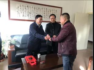 敦煌種業(yè)領(lǐng)導(dǎo)看望慰問公司老干部、老黨員及困難黨員職工